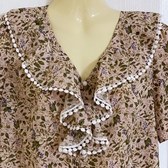 Like new diary pink floral button down puff sleeve blouse, ruffle collar - Picture 3 of 13